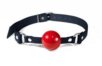 Кляп силіконовий Feral Feelings Silicon Ball Gag Black/Red, чорний ремінець, червона кулька SO8266 фото - купити в секс-шопі Чорний Кролик