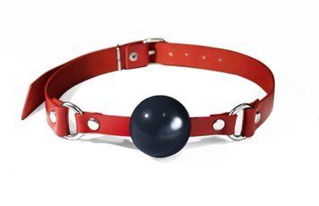 Кляп силіконовий Feral Feelings Silicon Ball Gag Red/Black, червоний ремінець, чорна кулька SO8268 фото - купити в секс-шопі Чорний Кролик
