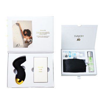 Подарунковий набір Svakom Anniversary Box: вакуумний стимулятор, стрічки, маска, лубрикант, спрей SO7321 фото - купити в секс-шопі Чорний Кролик