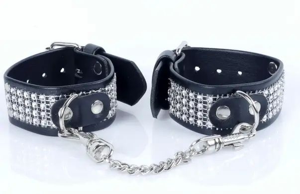 Наручники зі штучної шкіри з кристалами Fetish Boss Series - Handcuffs with cristals Silver, BS3300094 BS3300094 фото - купити в секс-шопі Чорний Кролик