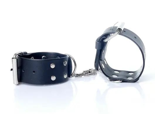 Наручники зі штучної шкіри Fetish Boss Series - Handcuffs with studs, BS3300092 BS3300092 фото - купити в секс-шопі Чорний Кролик