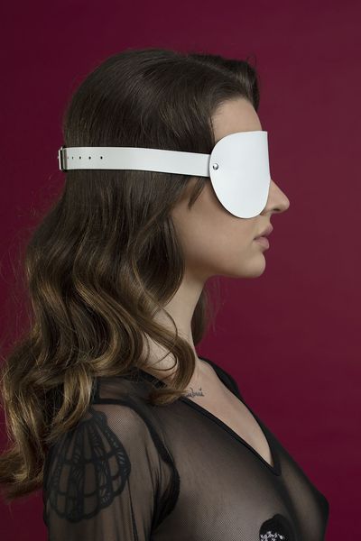 Маска на очі Feral Feelings - Blindfold Mask, натуральна шкіра, біла SO3414 фото - купити в секс-шопі Чорний Кролик