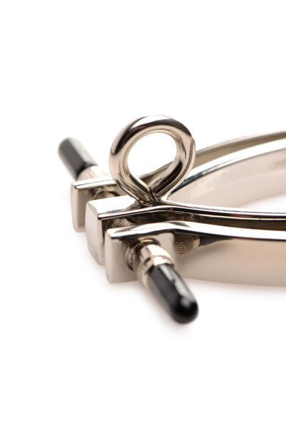 Затискач для статевих губ Master Series: Pussy Tugger Adjustable Vagina Clamp with Chain SO8797 фото - купити в секс-шопі Чорний Кролик