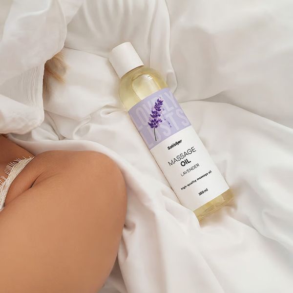 Масажна олія Satisfyer Massage Oil Lavender 250 мл SX2703 фото - купити в секс-шопі Чорний Кролик