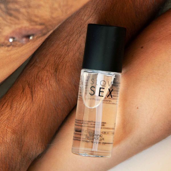 Розігрівальна їстівна масажна олія Bijoux Indiscrets Slow Sex Warming massage oil SO5906 фото - купити в секс-шопі Чорний Кролик
